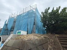 【神奈川県/川崎市多摩区栗谷】川崎市多摩区栗谷2丁目　新築戸建2号棟 建築中の外観：全2棟／右側