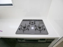 【神奈川県/川崎市多摩区栗谷】川崎市多摩区栗谷2丁目　新築戸建2号棟 キッチン：三口コンロ