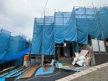 【神奈川県/川崎市麻生区上麻生】川崎市麻生区上麻生7丁目　新築戸建17号棟 建築中の外観：全31棟・写真中央