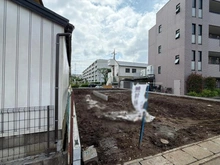 【東京都/町田市木曽東】町田市木曽東1丁目　新築戸建2号棟 建築中の外観：左側通路から奥