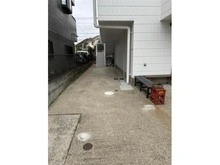 【神奈川県/横浜市青葉区奈良】青葉区奈良5丁目　賃貸併用住宅 駐車場：縦列2台分
※車種によって異なります。