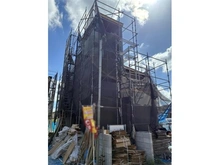 【神奈川県/相模原市南区相模台】相模台2丁目　新築戸建　5号棟 建築中の外観：「全5棟現場　5号棟　写真中央」