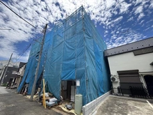 【神奈川県/川崎市多摩区長沢】川崎市多摩区長沢1丁目　新築戸建1号棟 建築中の外観：全3棟
右