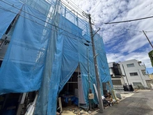 【神奈川県/川崎市多摩区長沢】川崎市多摩区長沢1丁目　新築戸建2号棟 建築中の外観：全3棟
中央