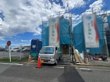【東京都/多摩市乞田】多摩市乞田　新築戸建1号棟 建築中の外観：全3棟 左側