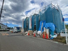 【東京都/多摩市乞田】多摩市乞田　新築戸建2号棟 建築中の外観：全3棟 中央