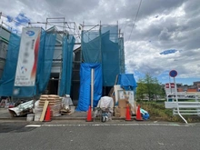 【東京都/多摩市乞田】多摩市乞田　新築戸建3号棟 建築中の外観：全3棟 右側