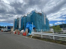 【東京都/多摩市乞田】多摩市乞田　新築戸建3号棟 建築中の外観：全3棟 右側