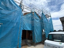【東京都/稲城市大丸】稲城市大丸　新築戸建B号棟 建築中の外観：全2棟／右側