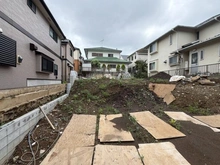 【東京都/稲城市平尾】稲城市平尾1丁目　新築戸建2号棟 現地（建築前）：全2棟
左から奥