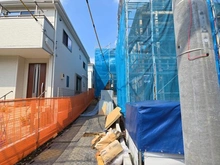 【東京都/町田市鶴川】町田市鶴川3丁目　新築戸建2号棟 建築中の外観：全3棟
左から奥