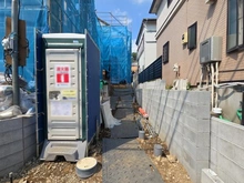 【東京都/町田市鶴川】町田市鶴川3丁目　新築戸建3号棟 建築中の外観：全3棟
右から奥