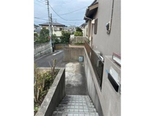 【神奈川県/川崎市麻生区金程】川崎市麻生区金程1丁目　中古戸建 アプローチ：駐車スペース有
※車種によります
