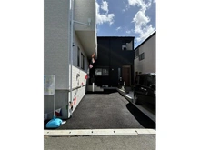 【神奈川県/座間市栗原中央】座間市栗原中央1丁目　新築戸建 駐車場：1棟現場　写真左側の物件