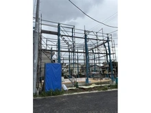 【神奈川県/座間市座間】座間市座間1丁目　7号棟 建築中の外観：全7区画　7号棟　写真中央　