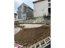 【神奈川県/座間市入谷東】座間市入谷東3丁目新築戸建　1号棟 建築中の外観：全二棟現場　写真中央　一号棟