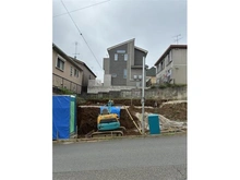 【神奈川県/座間市入谷東】座間市入谷東3丁目　新築戸建　2号棟 建築中の外観：全二棟現場　左側　2号棟
