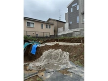 【神奈川県/座間市入谷東】座間市入谷東3丁目　新築戸建　2号棟 建築中の外観：全二棟現場　左側　2号棟