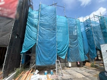 【東京都/多摩市落川】多摩市落川　新築戸建1号棟 建築中の外観：全2棟
中央