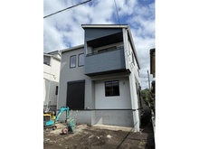 【神奈川県/座間市立野台】座間市 立野台3丁目　新築戸建　2号棟 建築中の外観：全2棟現場　写真中央　2号棟