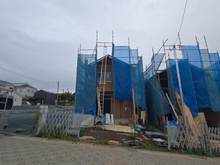 【東京都/町田市能ヶ谷】町田市能ヶ谷7丁目　新築戸建1号棟 建築中の外観：全4棟／写真中央