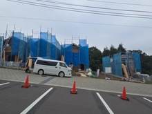 【東京都/町田市能ヶ谷】町田市能ヶ谷7丁目　新築戸建3号棟 建築中の外観：全4棟／写真中央
