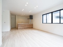 【東京都/町田市金森東】町田市金森東4丁目　新築戸建 LDK：約20.9帖
床暖房付き