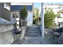 【神奈川県/川崎市多摩区南生田】川崎市多摩区南生田2丁目　中古戸建 アプローチ
