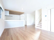 【東京都/世田谷区喜多見】世田谷区喜多見9丁目 新築戸建1号棟 LDK:約18.8帖
床暖房付き