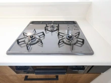 【東京都/世田谷区喜多見】世田谷区喜多見9丁目 新築戸建1号棟 キッチン:三口コンロ