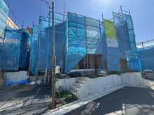 【神奈川県/横浜市鶴見区北寺尾】北寺尾7丁目 新築戸建 2号棟/全20棟 建築中の外観：全20号棟/真ん中