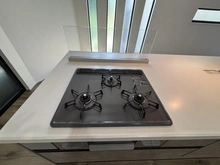 【神奈川県/横浜市鶴見区北寺尾】北寺尾7丁目  新築戸建 8号棟/全20棟 キッチン:三口コンロ