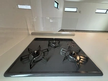 【神奈川県/横浜市鶴見区北寺尾】北寺尾7丁目  新築戸建 9号棟/全20棟 キッチン：三口コンロ