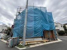 【神奈川県/横浜市鶴見区北寺尾】北寺尾7丁目  新築戸建 20号棟/全20棟 建築中の外観：全20棟/手前側