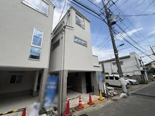 【東京都/大田区山王】大田区山王2丁目 新築戸建 A号棟/全3棟 外観:全3区画
右側が本物件
