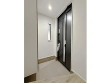 【神奈川県/横浜市港北区大倉山】港北区大倉山7丁目新築戸建　B棟/全2棟 玄関