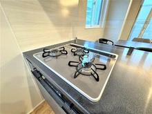 【東京都/渋谷区恵比寿】恵比寿3丁目　新築戸建 キッチン：三口コンロ