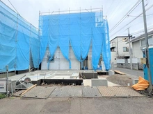 【東京都/目黒区碑文谷】目黒区碑文谷1丁目　新築戸建　A号棟/全7棟 建築中の外観：7区画。写真中央