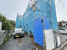 【神奈川県/藤沢市辻堂新町】藤沢市辻堂新町2丁目　新築戸建　1号棟/全3棟 建築中の外観：向かって左側の敷地延長区画が1号棟/全3棟