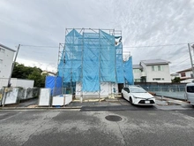 【神奈川県/藤沢市辻堂新町】藤沢市辻堂新町2丁目　新築戸建　1号棟/全3棟 建築中の外観：向かって左側の敷地延長区画が1号棟/全3棟