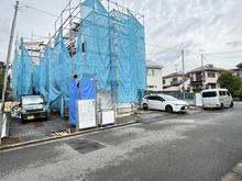 【神奈川県/藤沢市辻堂新町】藤沢市辻堂新町2丁目　新築戸建　1号棟/全3棟 建築中の外観：向かって左側の敷地延長区画が1号棟/全3棟