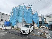 【神奈川県/藤沢市辻堂新町】藤沢市辻堂新町2丁目　新築戸建　3号棟/全3棟 建築中の外観：向かって右側の敷地延長区画が3号棟/全3棟