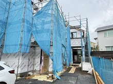 【神奈川県/藤沢市辻堂新町】藤沢市辻堂新町2丁目　新築戸建　3号棟/全3棟 建築中の外観：向かって右側の敷地延長区画が3号棟/全3棟