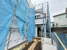 【神奈川県/藤沢市辻堂新町】藤沢市辻堂新町2丁目　新築戸建　3号棟/全3棟 建築中の外観：奥側が3号棟/全3棟