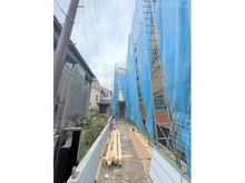 【東京都/目黒区碑文谷】目黒区碑文谷1丁目　新築戸建　G号棟/全7棟 建築中の外観：全7区画。写真中央