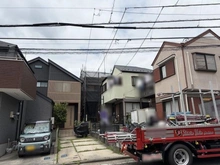【神奈川県/横浜市港北区高田東】港北区高田東3丁目戸建 外観：中央奥の工事中の建物が本物件でございます。