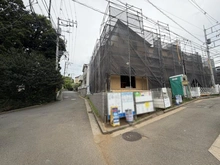 【神奈川県/横浜市港北区下田町】港北区下田町3丁目 新築戸建 1号棟/全9棟 建築中の外観：全9区画　手前