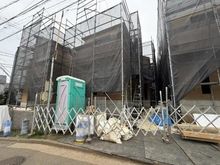 【神奈川県/横浜市港北区下田町】港北区下田町3丁目 新築戸建 2号棟/全9棟 建築中の外観：全9区画　中央