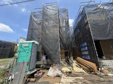 【神奈川県/横浜市港北区下田町】港北区下田町3丁目 新築戸建 7号棟/全9棟 建築中の外観：全9区画　左側