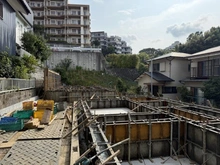 【神奈川県/川崎市高津区蟹ケ谷】高津区蟹ケ谷　新築戸建　2号棟/全3棟 建築中の外観：全3区画(手前側)